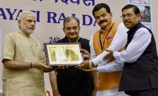Prime Minister, Narendra Modi present the State (Devolution Index) award to Sikkim Minister for Rural Rural Management Prime Minister, Narendra Modi present the State (Devolution Index) award to Sikkim Minister for Rural Rural Management